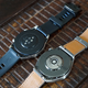 La parte trasera del Huawei Watch GT 3 Pro (abajo) frente a la del Watch GT 2 Pro (arriba). La diferencia de manufactura y materiales es tremenda.